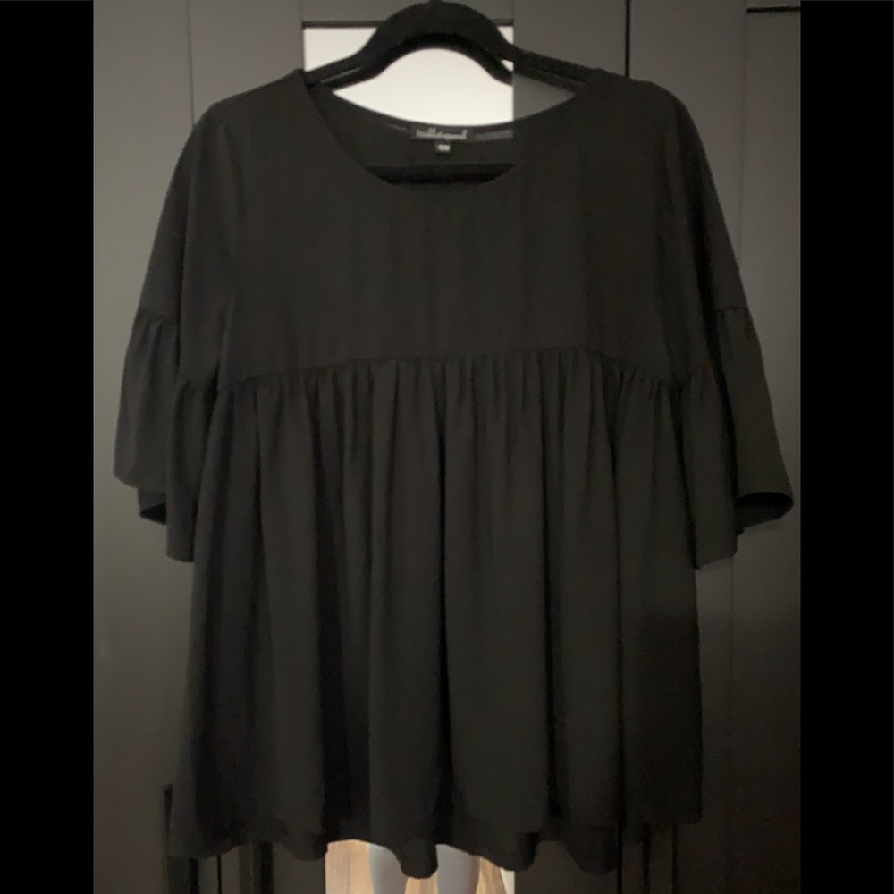 Flowy black top